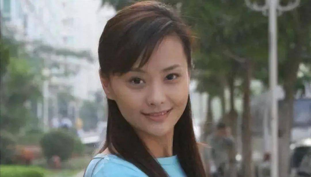 美女演员李钰:33岁患癌症去世,穿婚纱下葬,男友送13字挽联让人泪崩