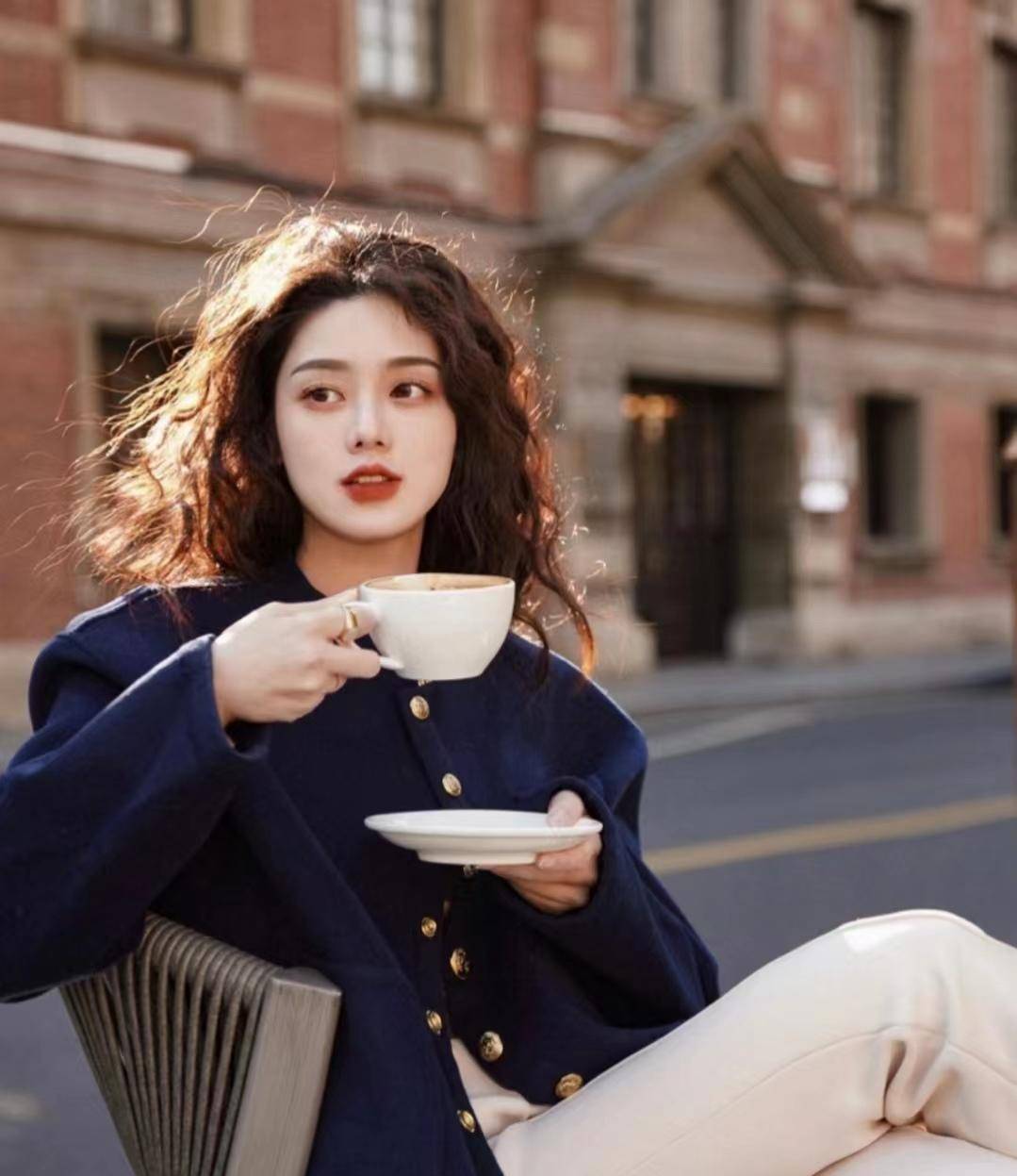 优雅入骨的女人:多穿这5种"富贵色",高级有内涵,减龄又端庄_颜色_女性