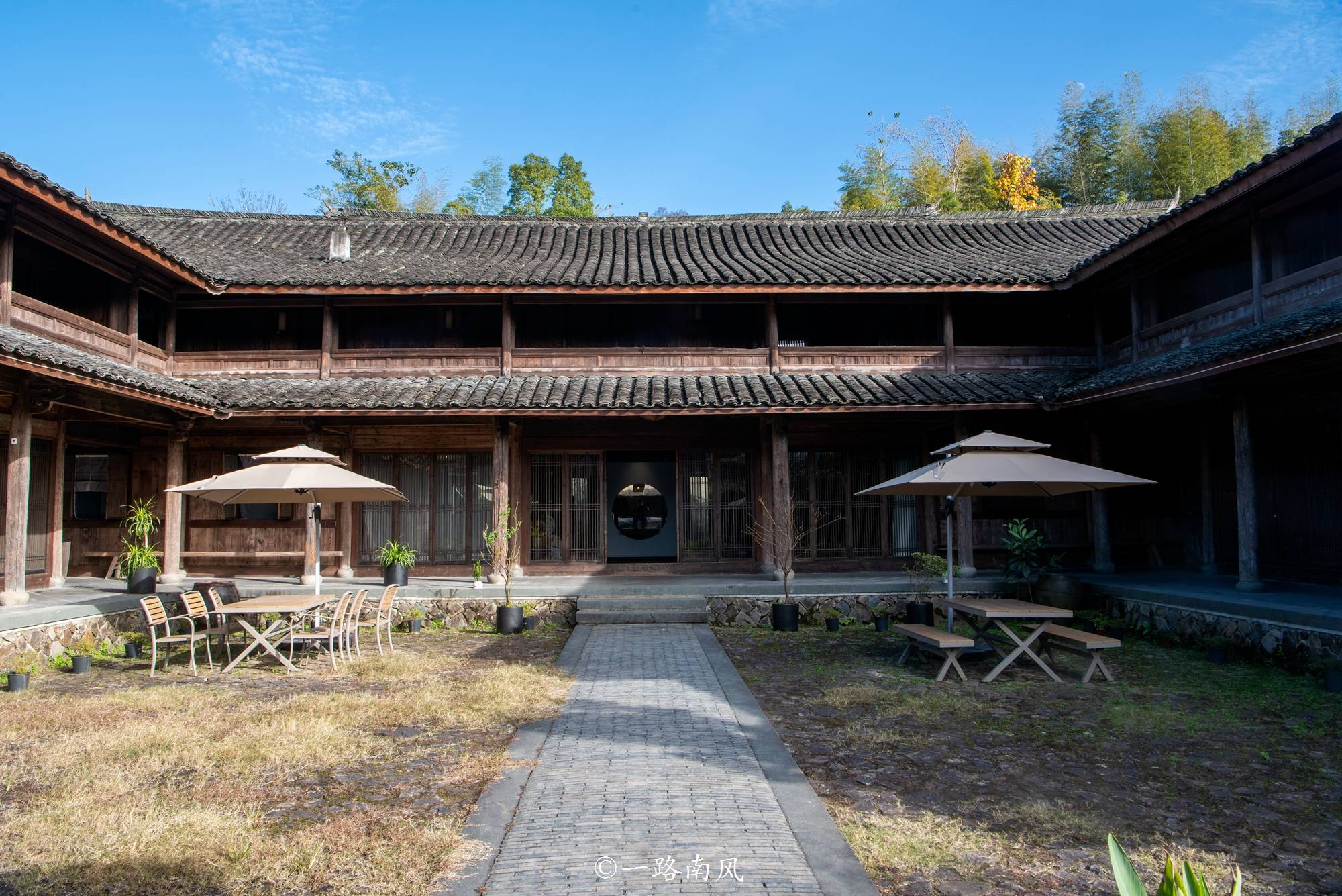 塔头底古村落有几座院子被开发成民宿,里面环境典雅.