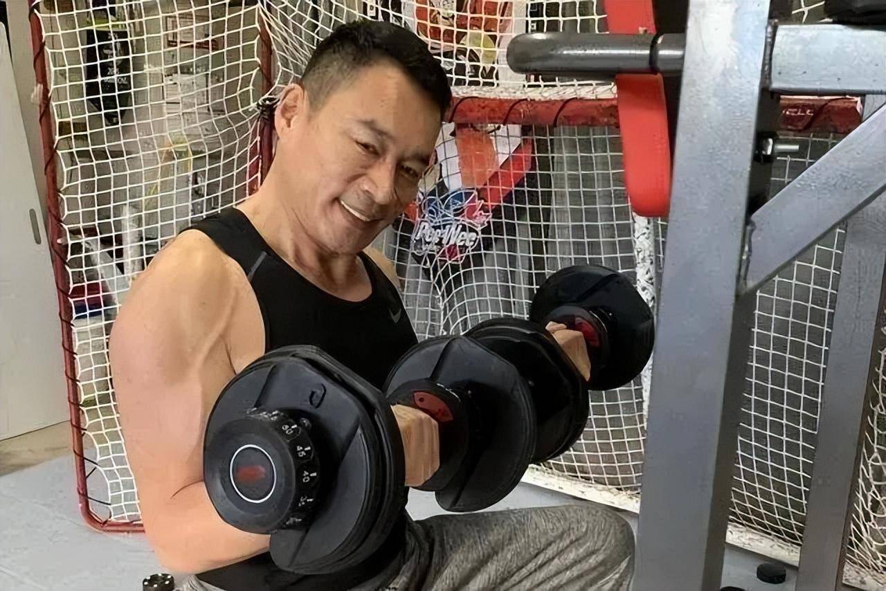 67岁吕良伟堪称冻龄男神,自律达人,他不年轻谁年轻_活动_生活_进行