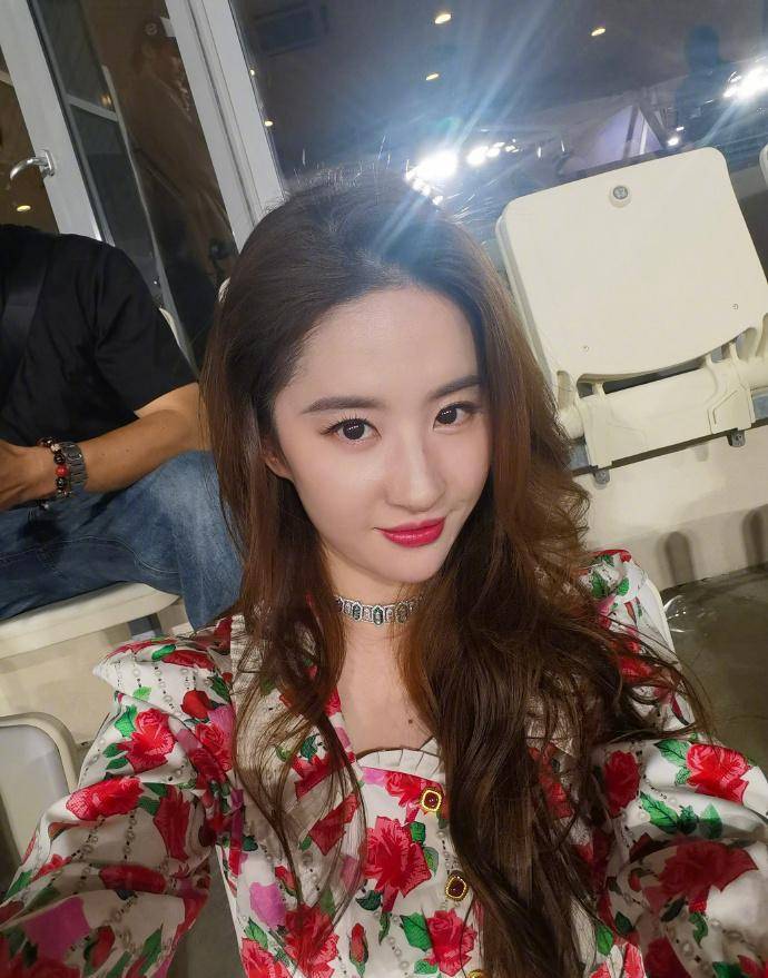 刘亦菲分享美照,姿态妩媚眼神撩人,笑容甜美依旧宛如初恋_魅力_人们