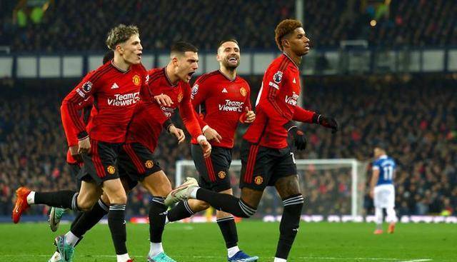 曼联客场3球横扫埃弗顿,b费状态神勇,前场三叉戟集体爆发_比赛_夏尔