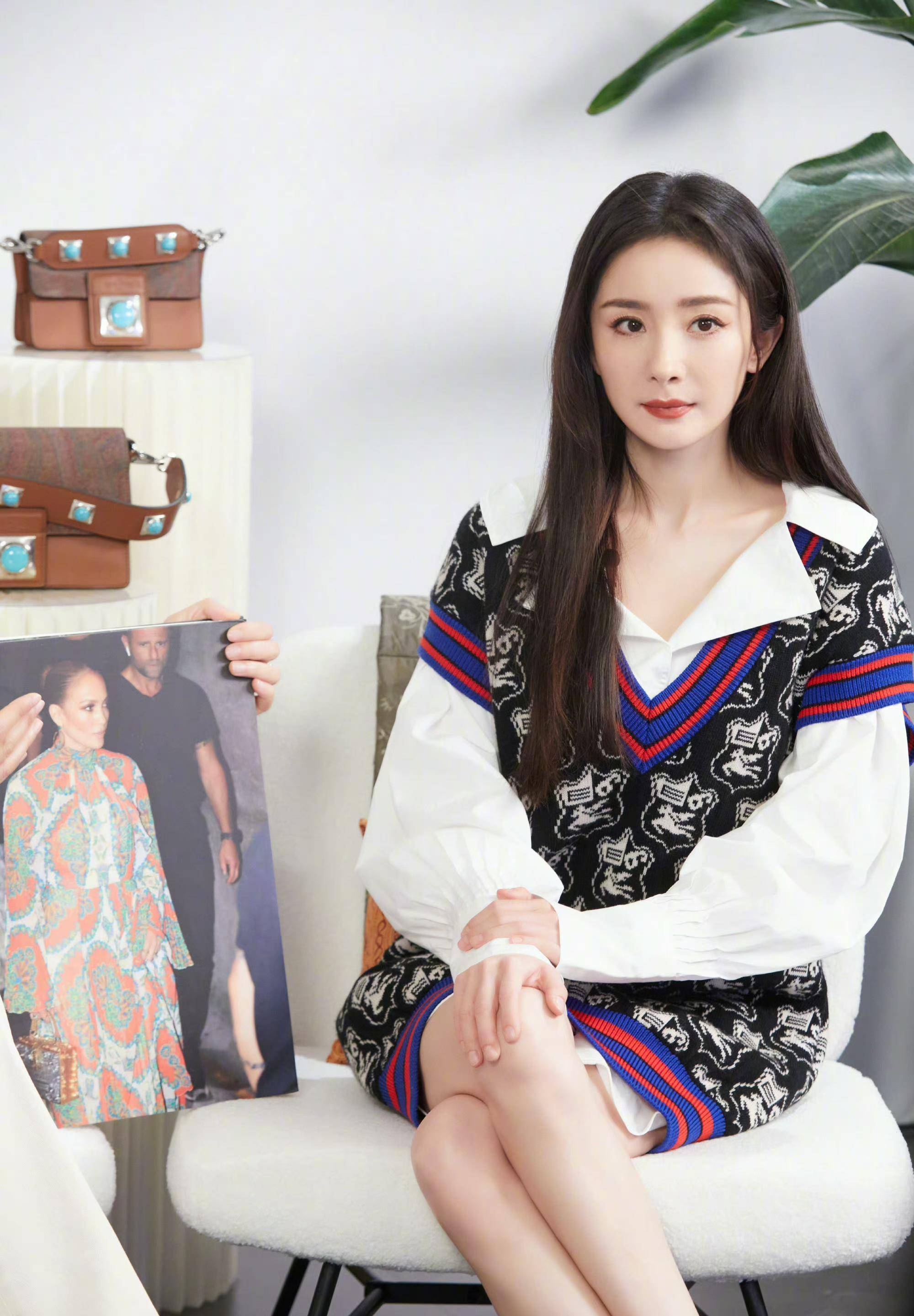 杨幂的"杭州小山"真美,中式服装匀称, "大幂幂"当之无愧_黑色_款式