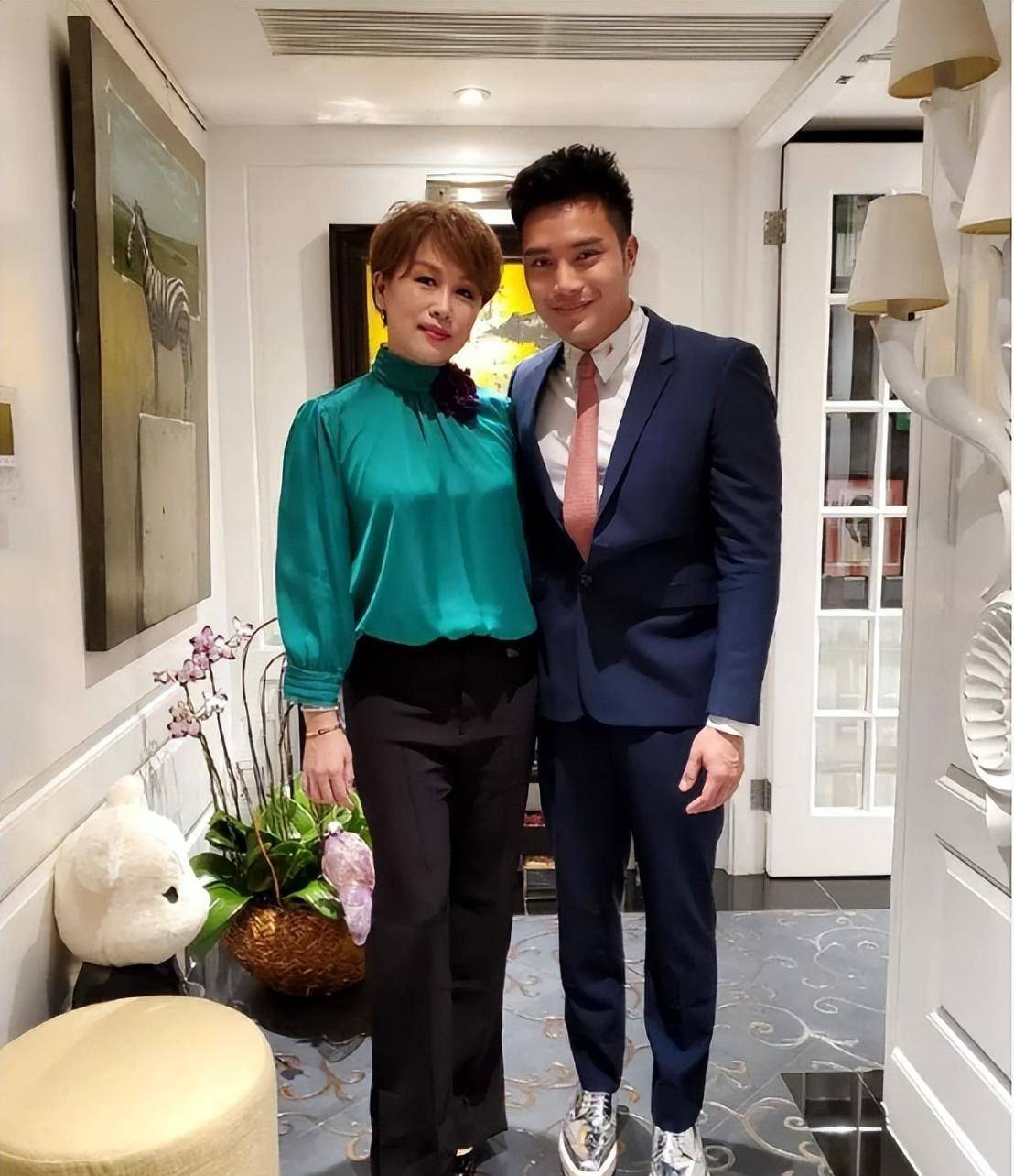 顾纪筠:61岁"冻龄富婆",比起爱马仕,一张脸才是"奢侈品"_顾继云_顾霁