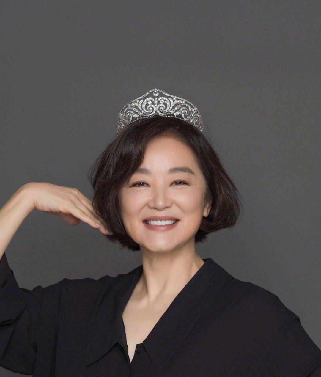 原创68岁林青霞素颜照曝光,略微发福皮肤松弛,戴155万钻石手镯抢镜