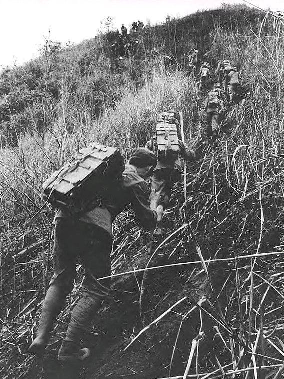 对越自卫反击战珍贵照片:最后拿出自己心爱人照片的战士让人感动_越南