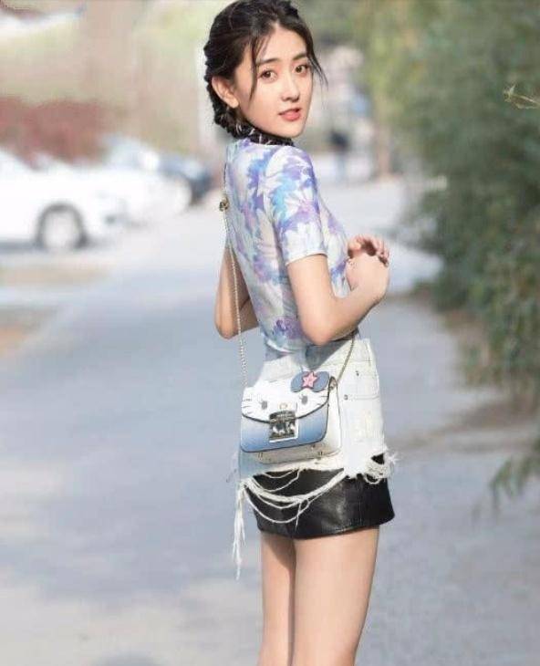 "往上调"的牛仔短裤搭配青花短袖,梁洁变身村姑女神!_时尚_服装_衣服