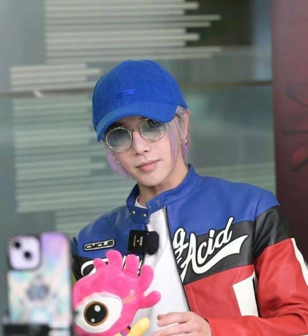 华晨宇扫楼近照惹争议,身材消瘦腰围比女生细,造型酷似邓紫棋_网友