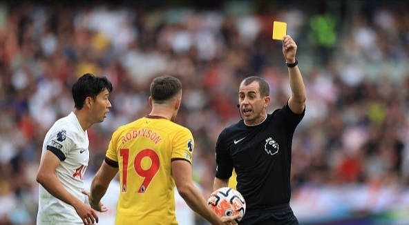 足球里的红黄牌见得多了 橙牌见过吗? 有望在2024年引进英超!