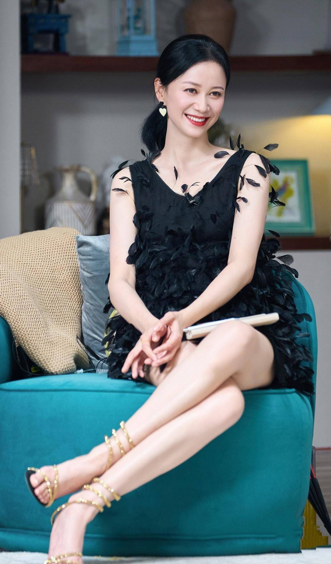 倪虹洁的大长腿太美了,真是越老越有韵味了_魅力_方法_光彩