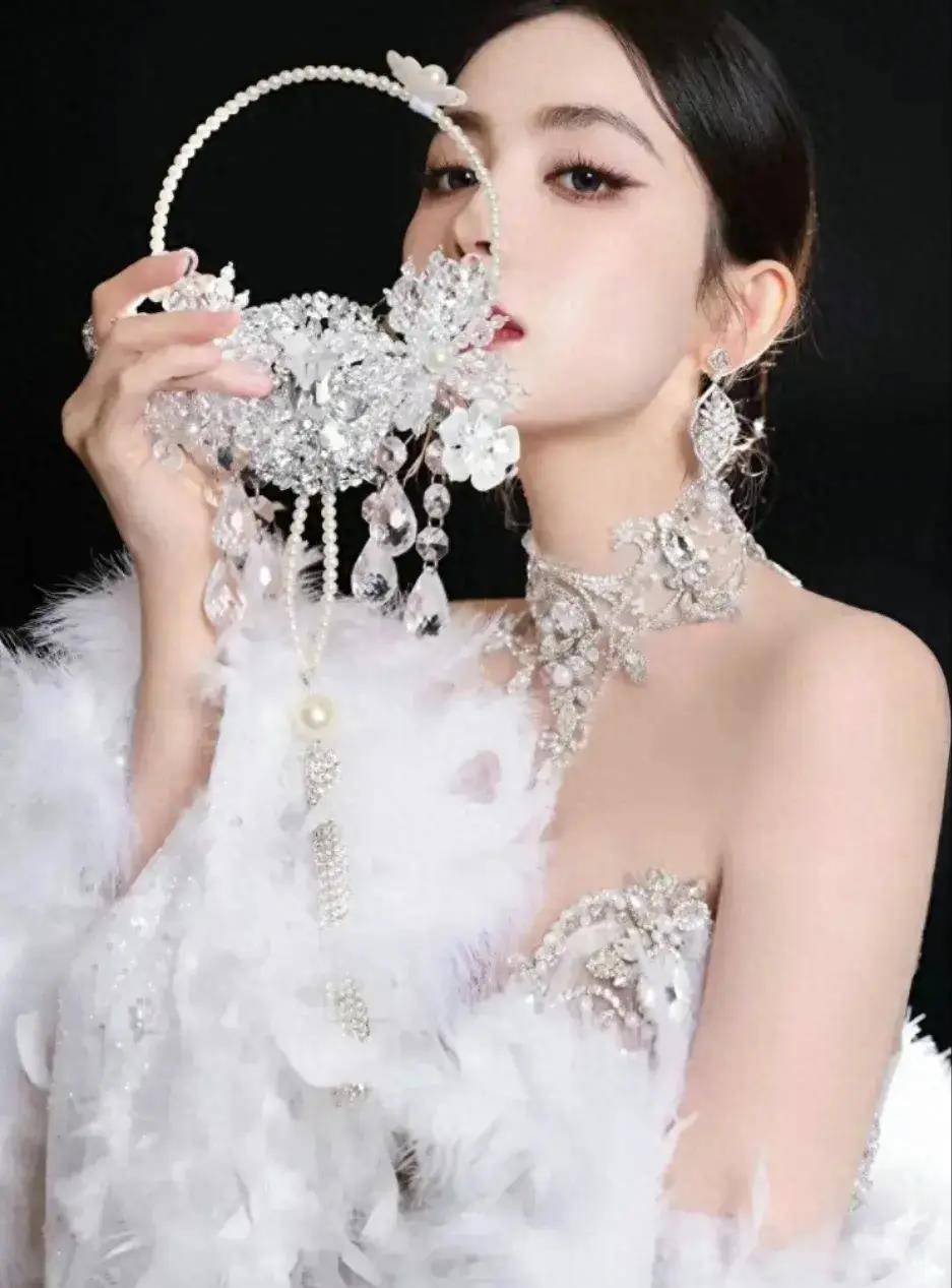 标题:古力娜扎亮相vogue红毯,珍珠羽毛透视裙惊艳全场_魅力_造型_裙子