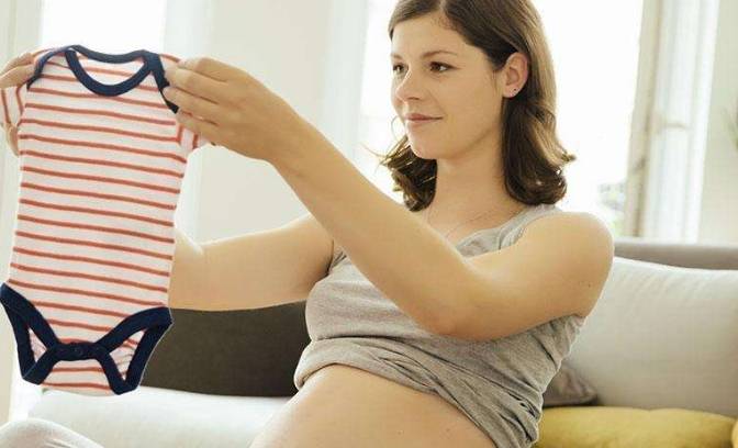 有的孕妈会常常感觉到私处分泌物也比较,常常会感觉到你内裤湿湿的