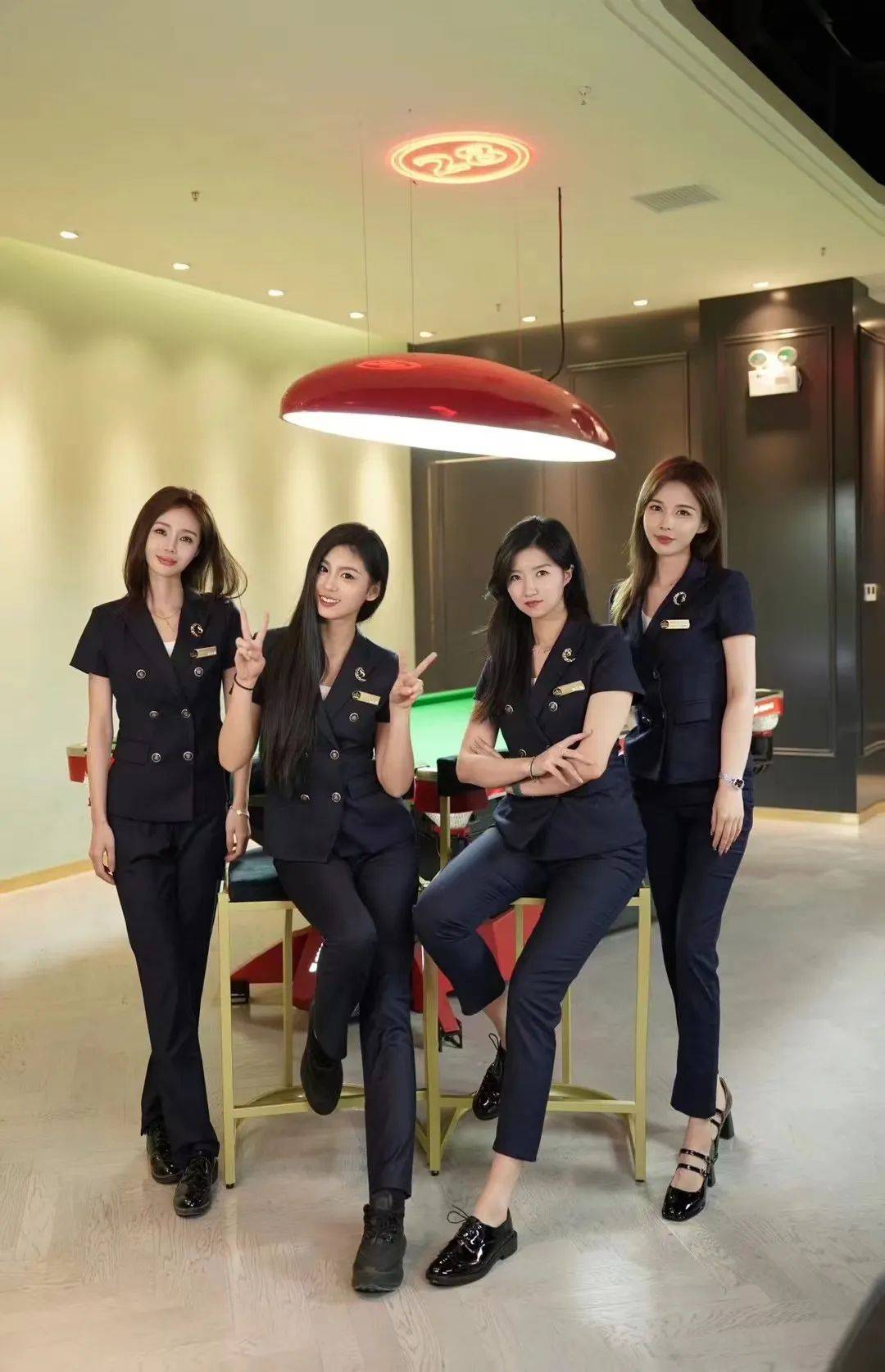 "夜时尚也在一直规划和引导着她们(助教)的台球职业化发展,像龙菲