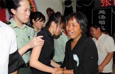 妻子:说好今天去拍婚纱照……_李娜_部队_进行