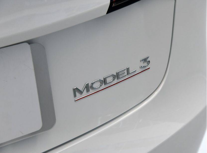 日前，有媒体报道称，特斯拉内部人士表示，公司将很快推出升级的Model 3 Performance高性能全轮驱动版车型。按照规划，特斯拉新款Model 3 Performance高性能全轮驱动版即将在明年上半年上市，并且将是一款“特别”的车型。内部人士表示，他们（特斯拉）在第一版车型中并没有充分发挥出车辆的最大潜力，希望通过这款更新的车型来纠正这些缺失。