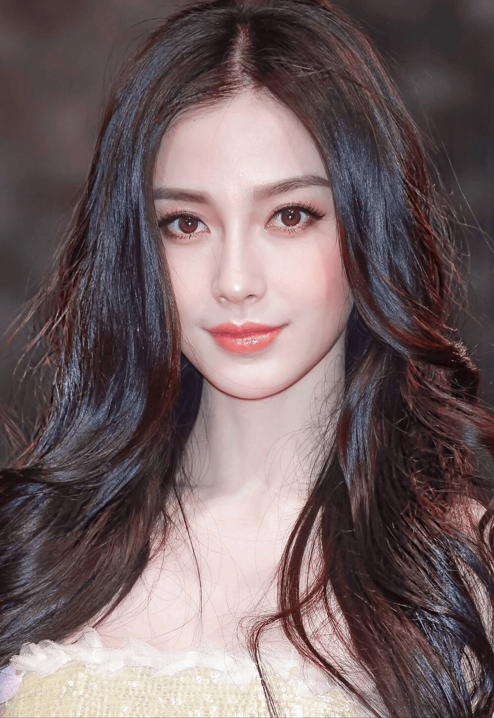 angelababy被禁言后首露面,深夜抱儿子看急诊,消瘦憔悴显落魄_杨颖