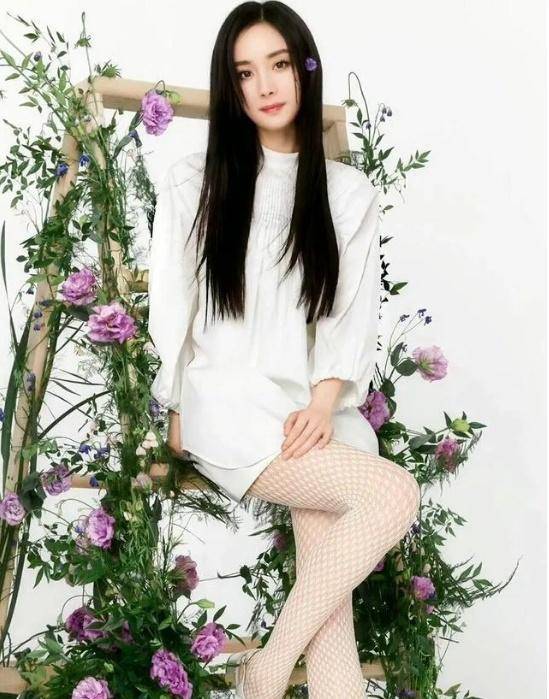 穿着白袜子,垂着白裙子的杨幂终于摆脱了原来的样子,网友:太美了!