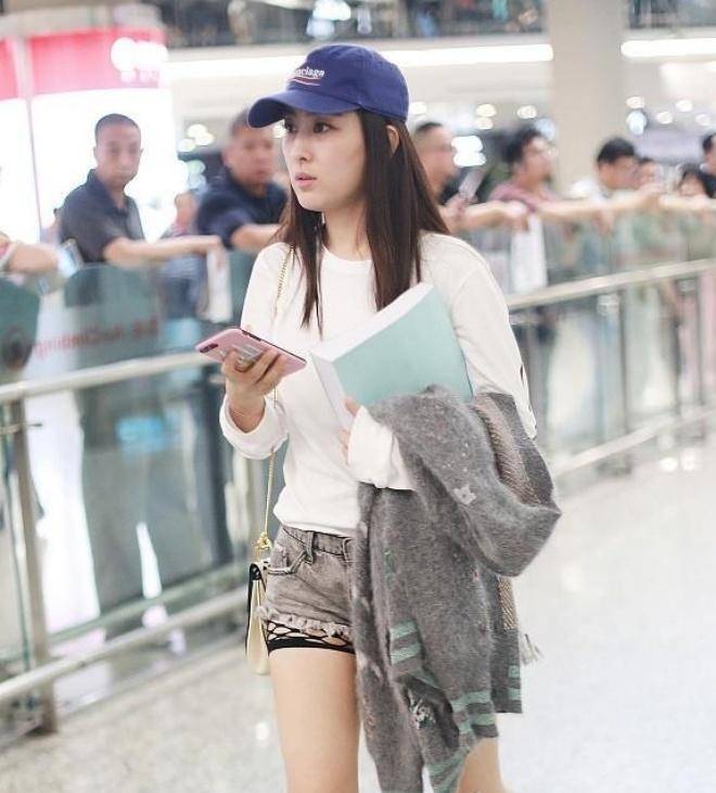 "仿蕾丝"的牛仔短裤搭配白色上衣,马苏越来越性情了!_时尚_气质_衣服