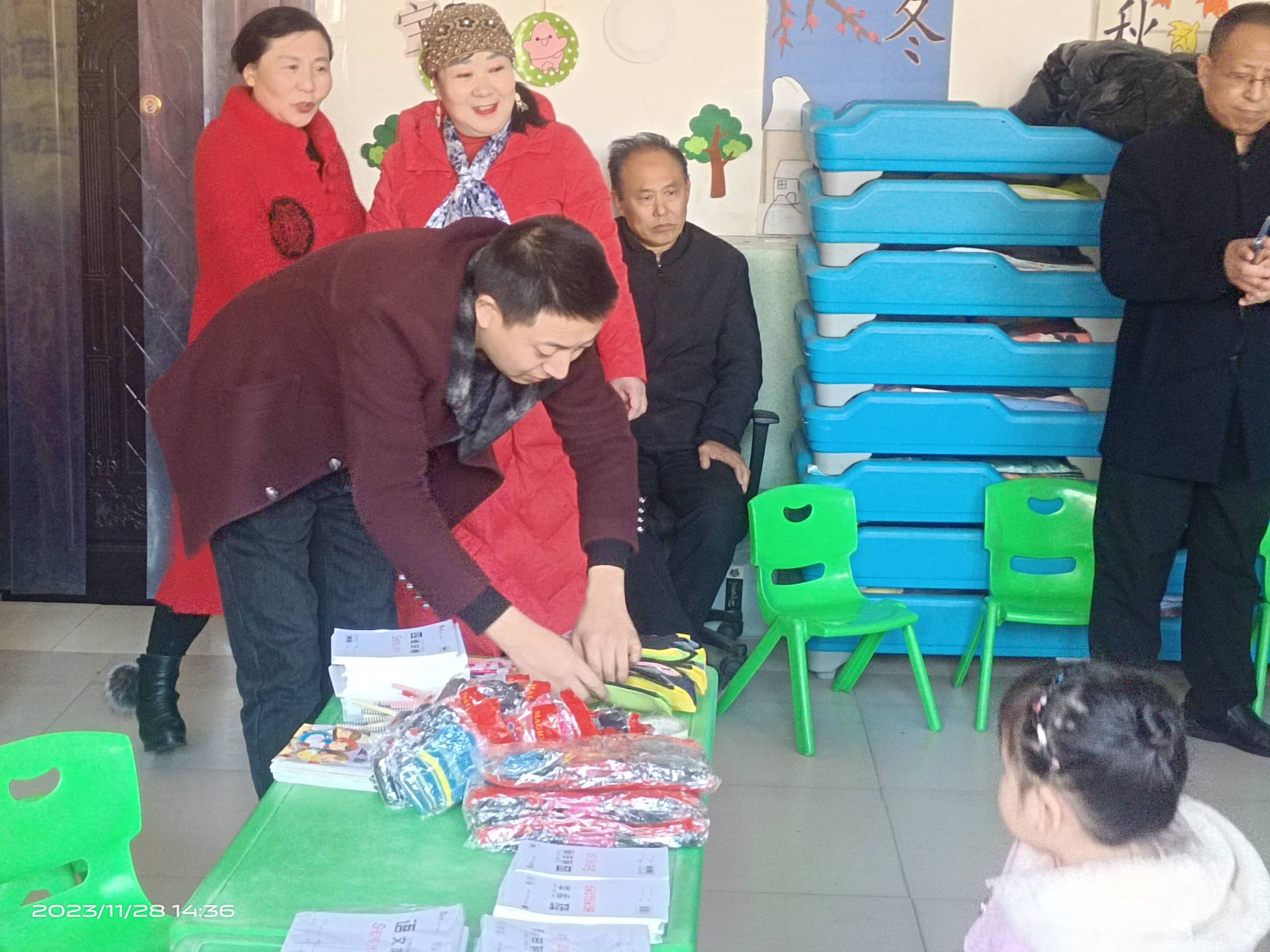 共享阳光共勉成长献爱心公益助学活动在杨峪河镇春苗幼儿园开展