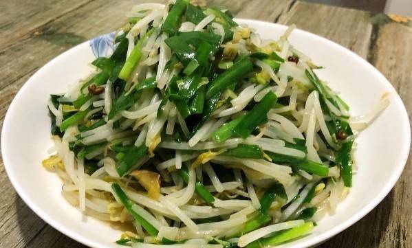 用这种食材炒洋葱,排出毒素,缓解臀部疼痛,减肥,早吃受益匪浅_道菜