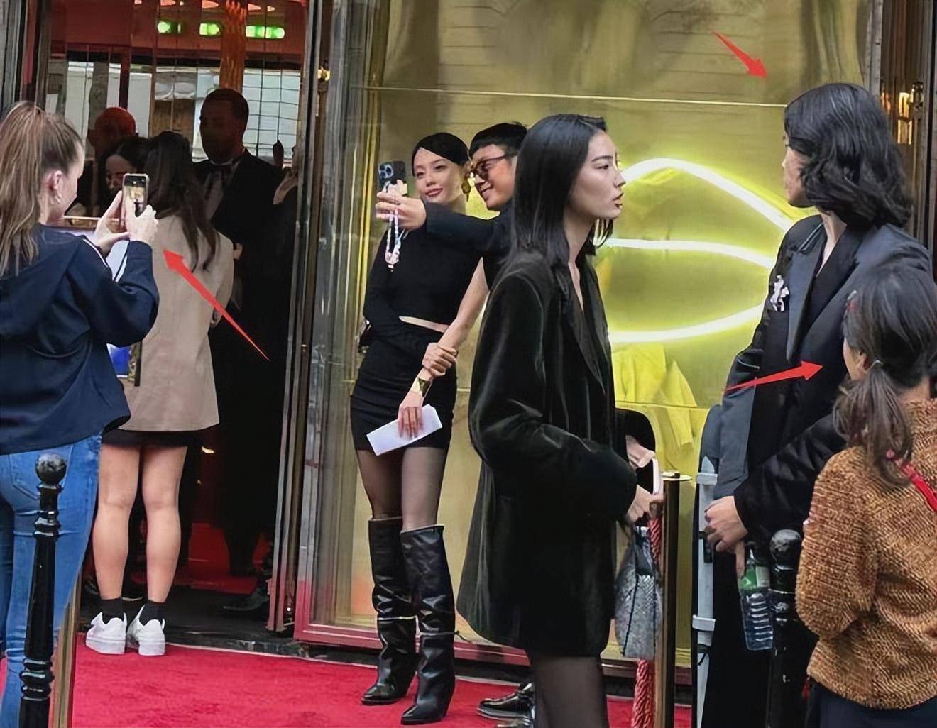 angelababy被禁言后首露面,深夜抱儿子看急诊,消瘦憔悴显落魄_杨颖