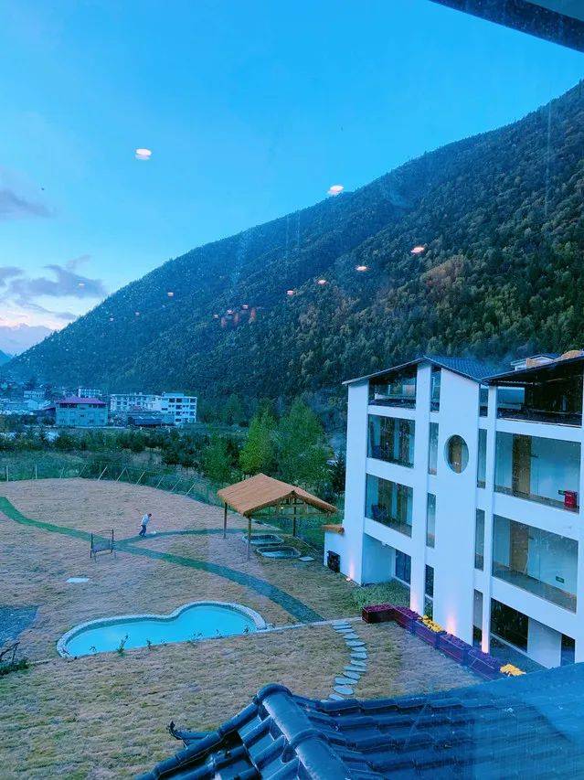 在这里达到了完美的契合康定野沐温泉酒店,坐落于康定雅拉乡中谷村,是