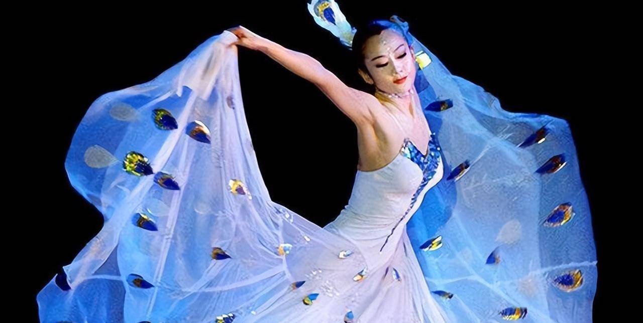 从杨丽萍的爱徒,到生活要靠学生家长照顾的巨婴,郭冷经历了啥?