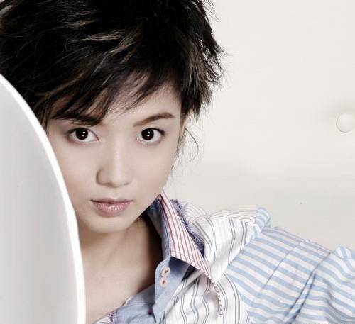 黄小燕有一双美丽的大眼睛,演戏时特别有神采.