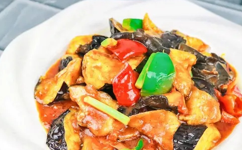 原创 炒红烧茄子，先过油就错了，掌握这个方法，茄子不吸油不发黑 