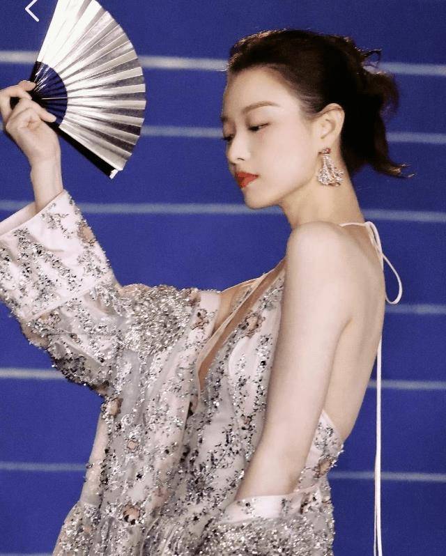 倪妮简直杀疯了!吊带走秀惊艳全场!无惧严寒相当敬业_观众_演艺_角色