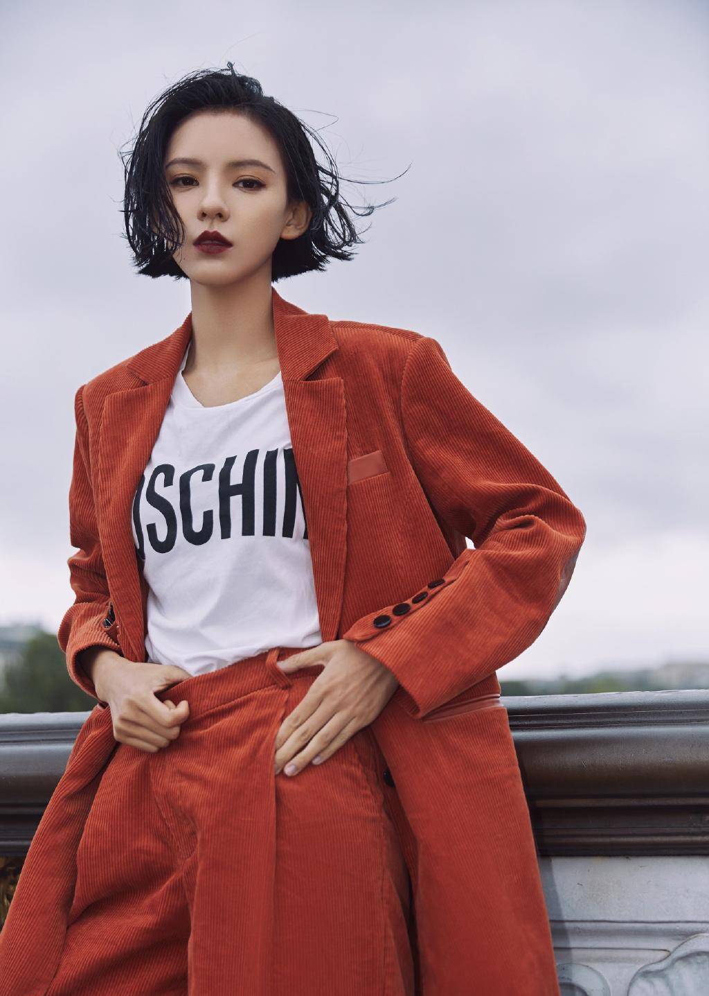 穿超短裤还单腿抬起,超带感_张予曦_时尚_展示出