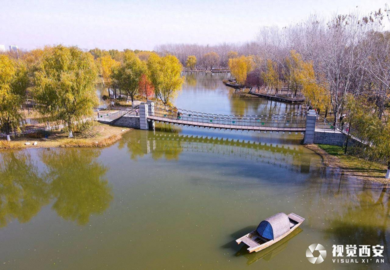 记者通过无人机从空中俯瞰西安浐灞国家湿地公园,西安湖,紫薇湖,景区