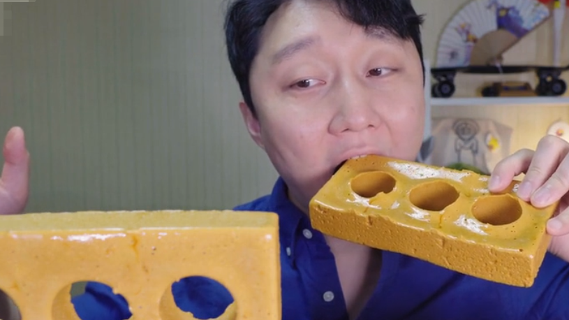 小哥直播吃"砖块"这一举动吓成表情包,网友:可爱的不行_蜂蜜_样子