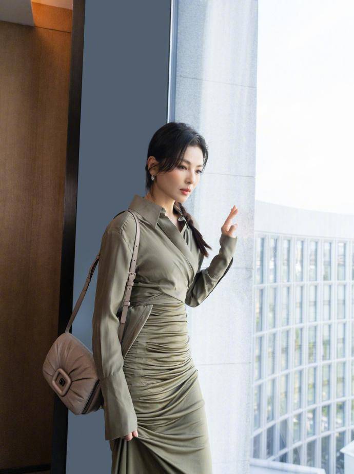 刘涛的灰色连体西装裤,搭配白色t恤,成熟优雅,高级感十足,同时也显得