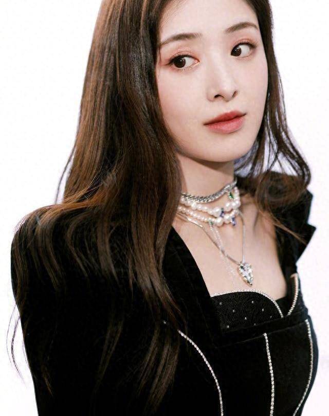 简介:女演员张含韵凭借细腻的演技赢得了她的喜爱,而她的容貌和身材更