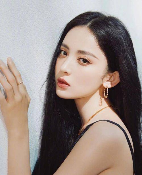 最近的古力娜扎,风韵十足极具女人味!_演技_人们_角色