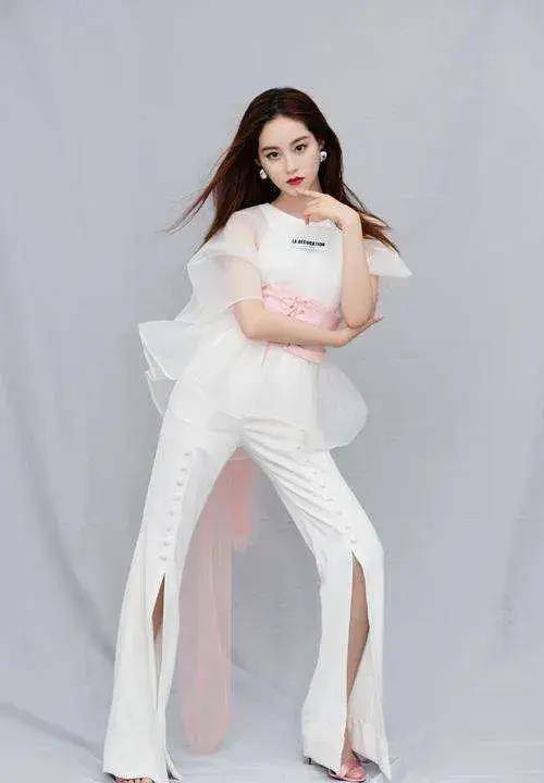 祝绪丹的甜美可人穿搭,为何显得她识别度不高?_颜色_整体_眉毛