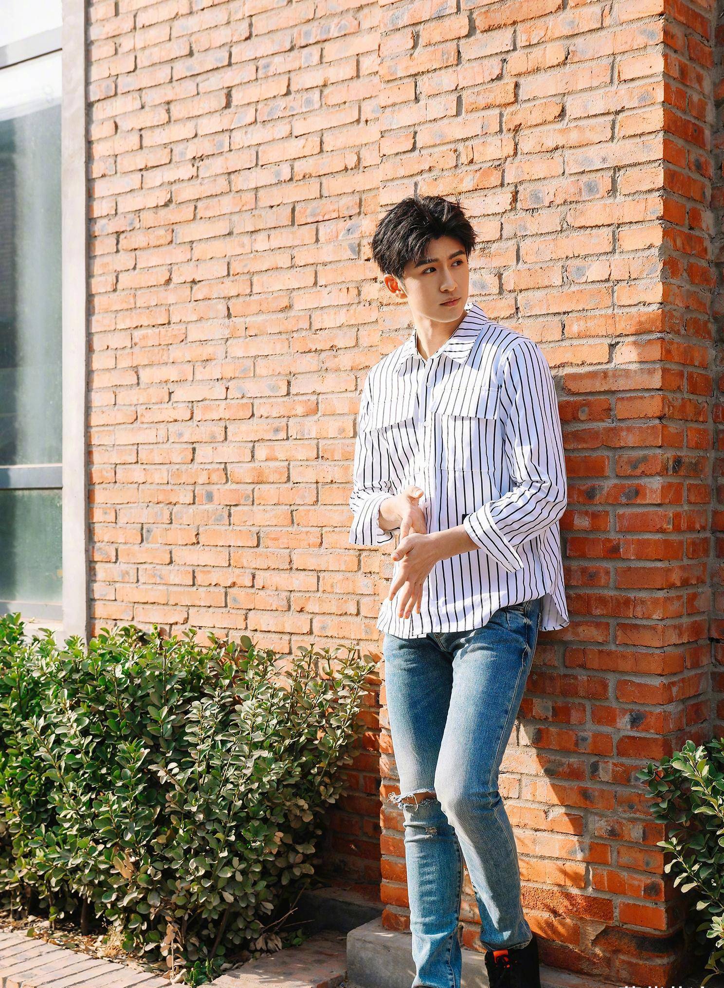 不过穿在张云龙身上依然是挡不住的清新感,他的身材非常高挑,所以完全