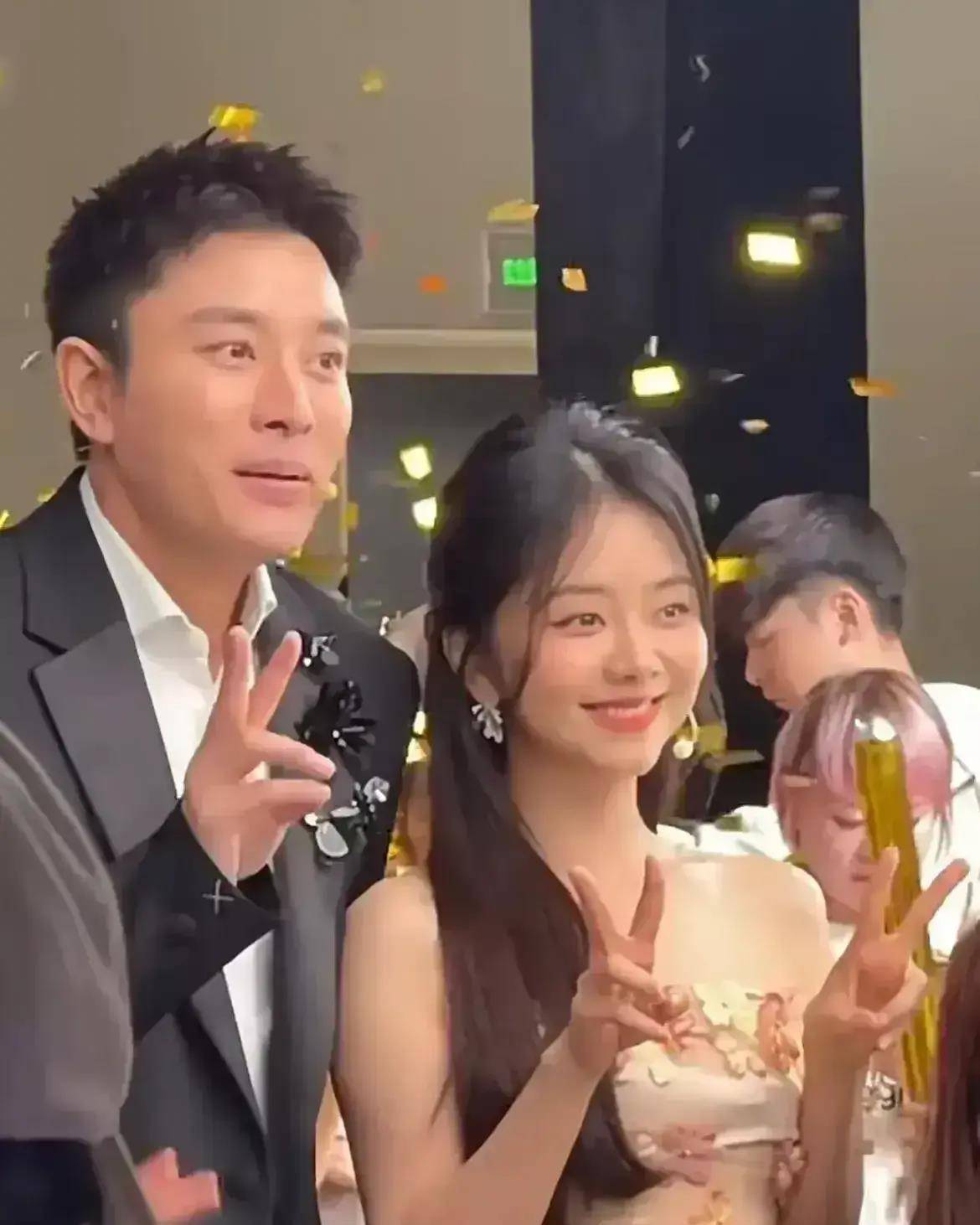 谭松韵有一头长发,温柔甜美有一张可爱漂亮的娃娃脸.