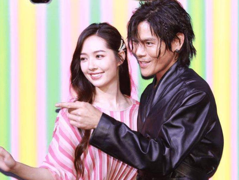 《女儿们的恋爱》这档综艺和向佐相识相爱呢,郭碧婷综艺结束后也是和