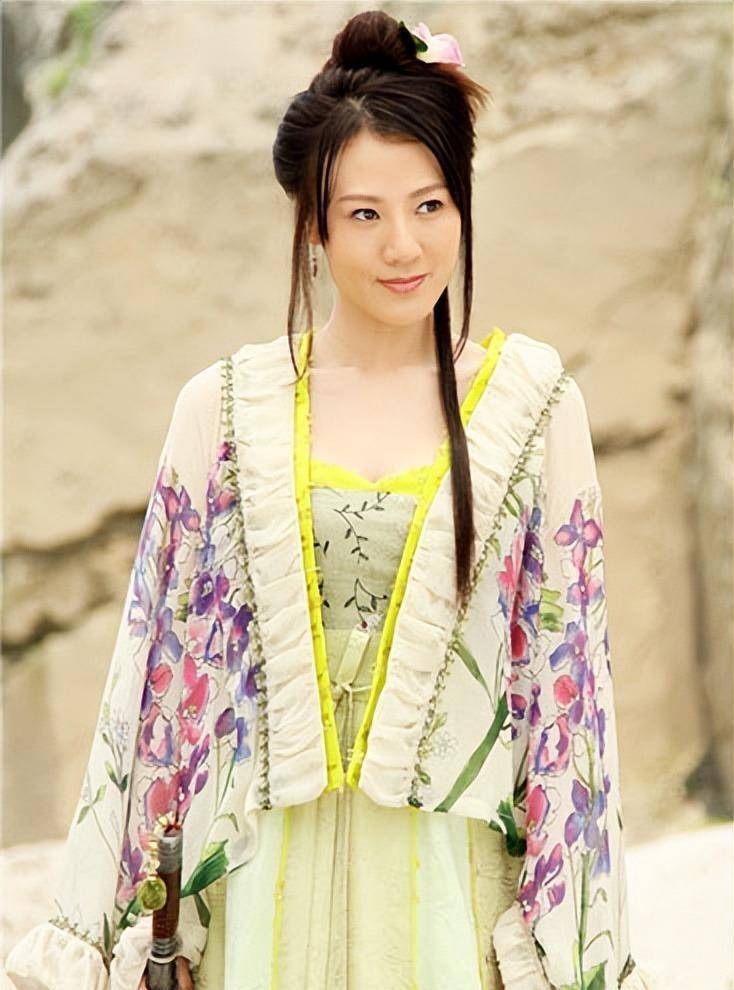 "蛇蝎美人"生活里却是孝顺女儿,花费百万为父看病,真实的康华