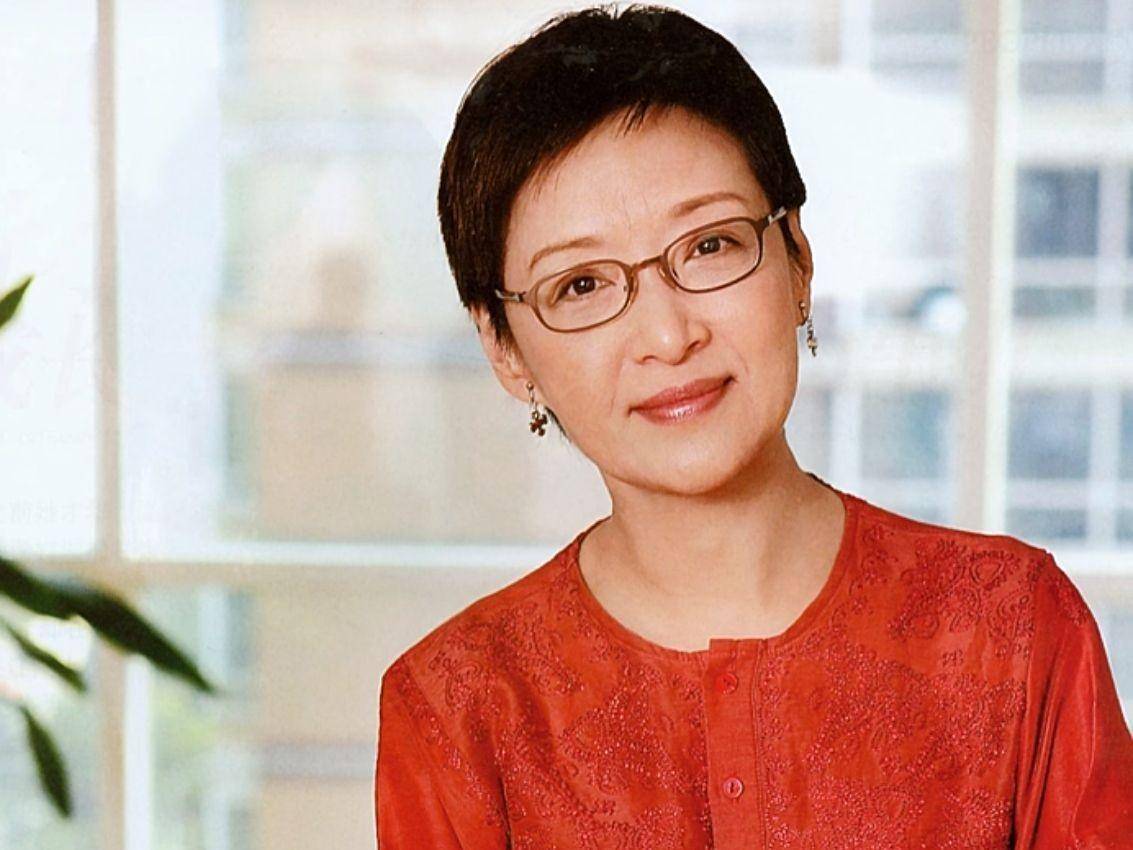 70岁胡因梦亲身示范:女人上了年纪留短发,穿新中式,老了也优雅_女性