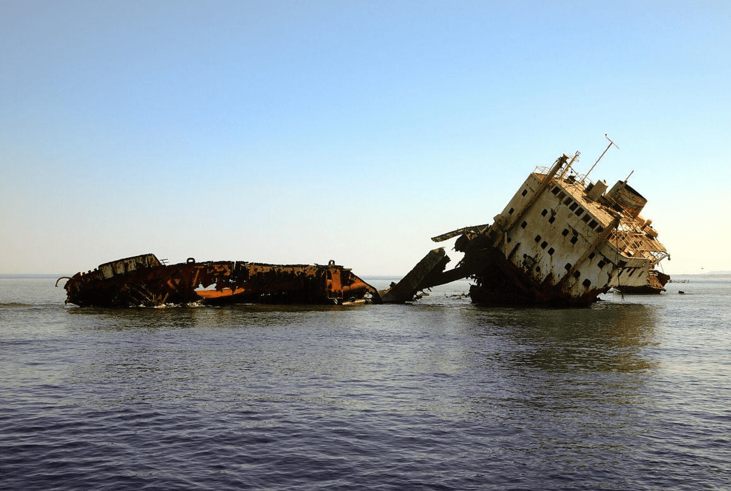 大型海船在失事的时候,为什么宁愿等到船沉没,也不能跳海求生?(图2) 大型海船在失事的时候,为什么宁愿等到船沉没,也不能跳海求生?(图2)