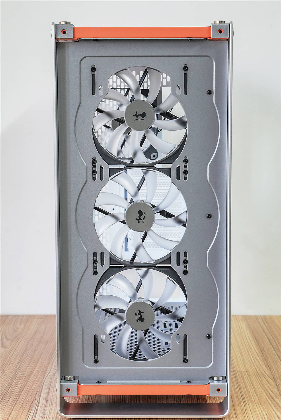 整机标配的4个迎广jupiter aj140风扇正面板上已经安装了3个,还有一个