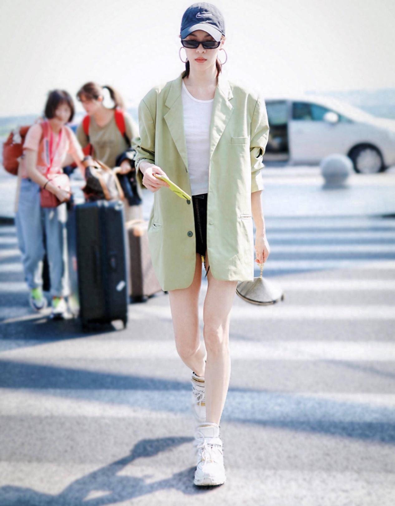 钟楚曦绿西装配短裤清新怡人,下衣失踪秀长腿lv飞碟包竟成陪衬?