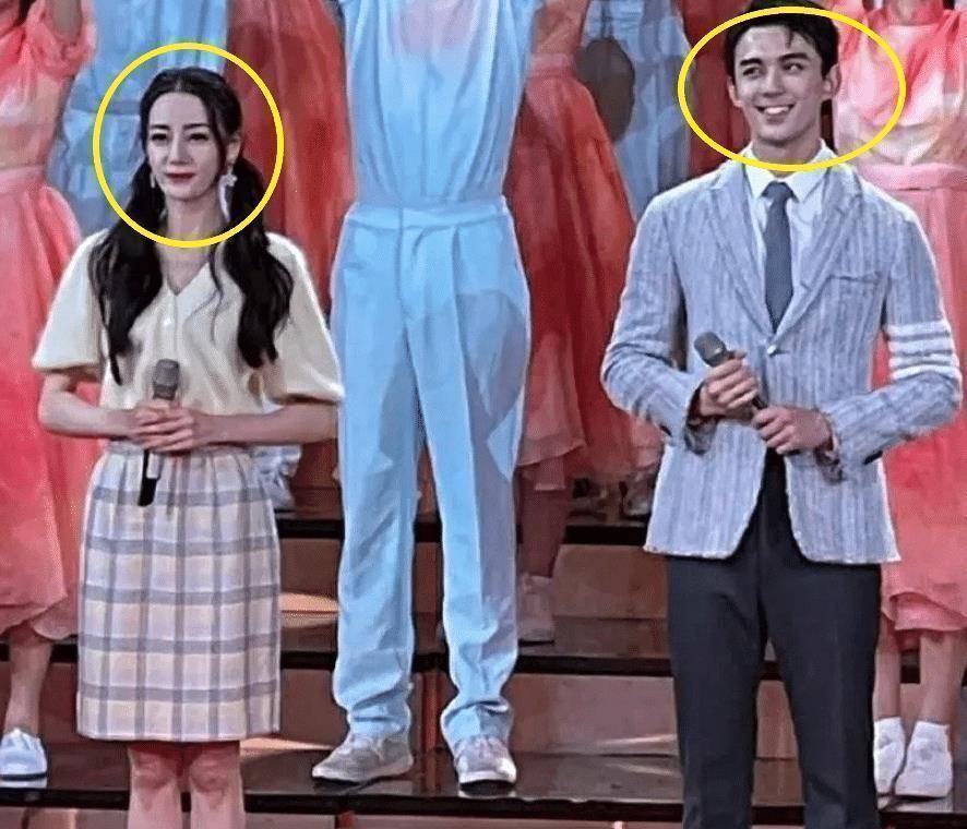 五四晚会路透曝光,吴磊迪丽热巴再次同框,吴磊的眼神宠溺像准男友_cp