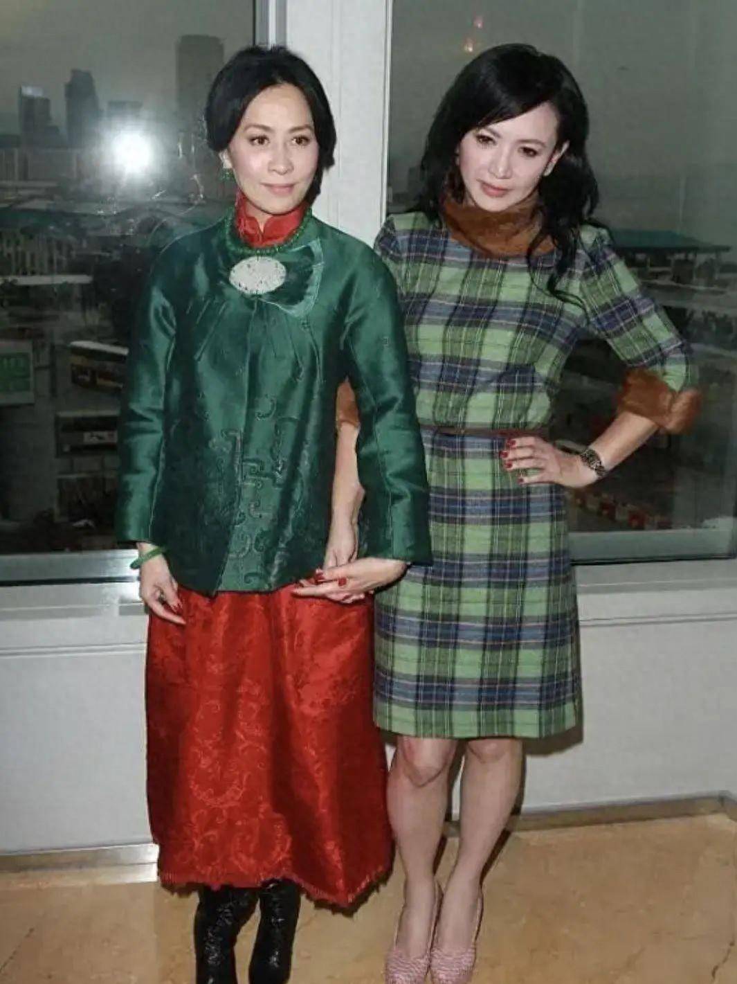 刘嘉玲和曾华倩的风格完全不同,一个穿得像个女孩,一个是老阿姨_时尚