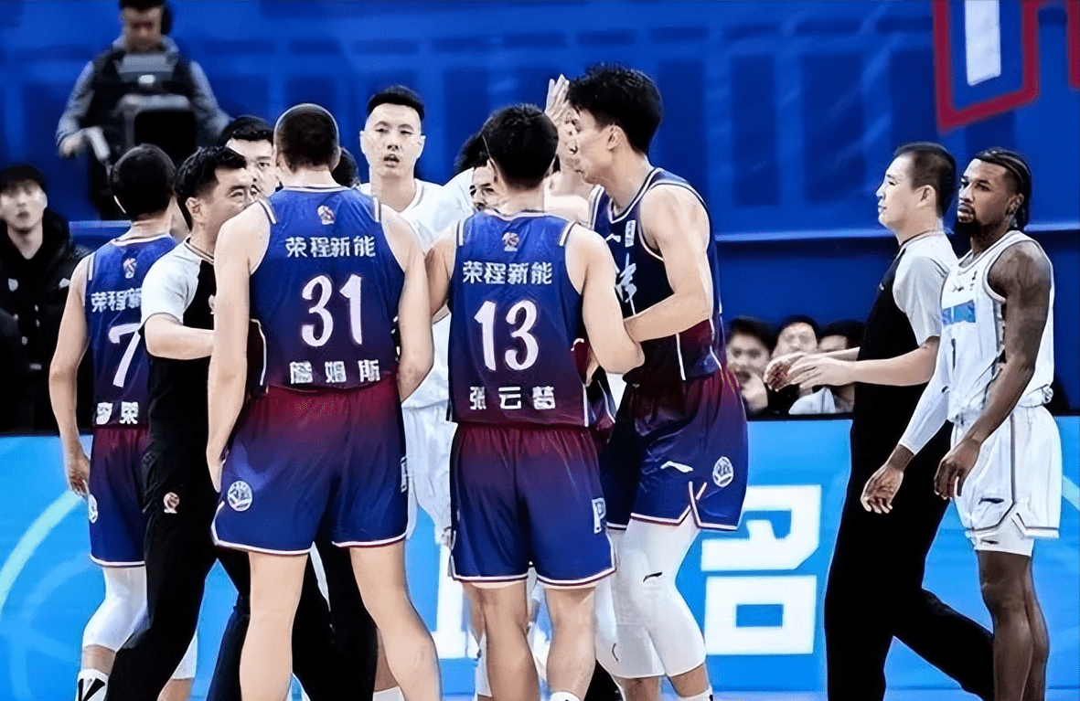 男篮就够丢人了,北京首钢前锋翟晓川还因推搡对手外援詹姆斯引发争议