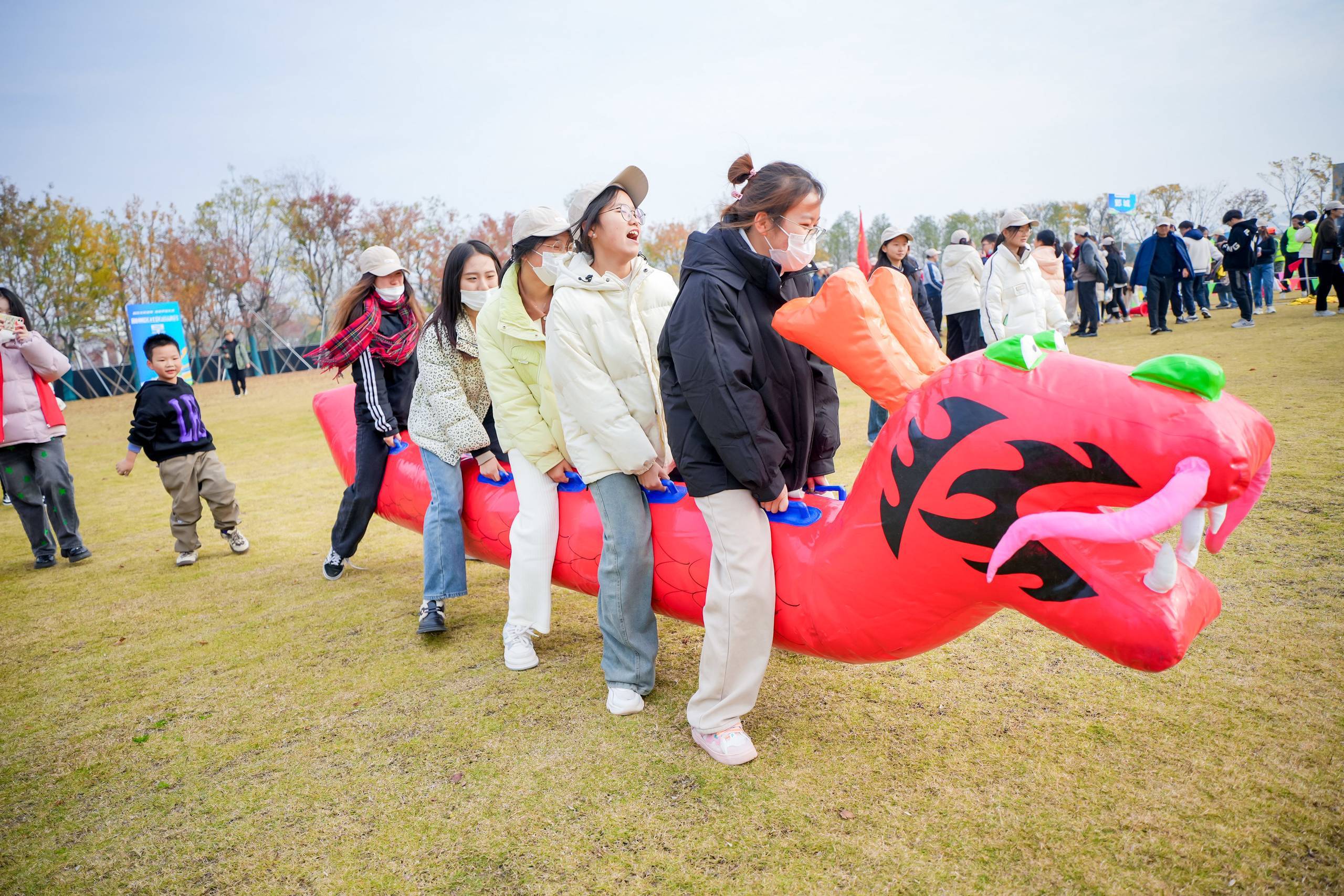 在拔河比赛中,参赛队伍心往一处想,劲往一处使,拧成一股绳,斗志昂扬