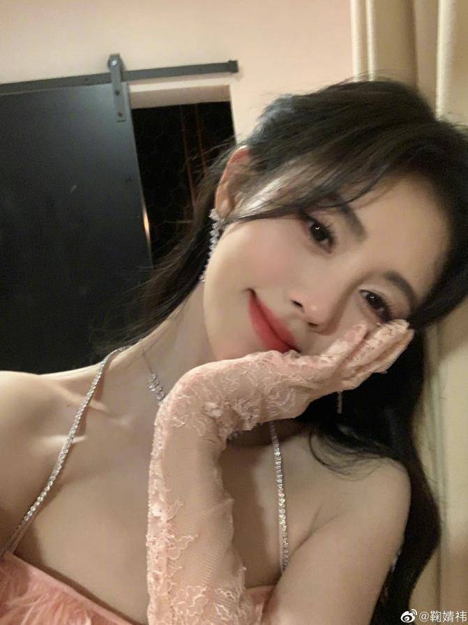 鞠婧祎也太美了,樱花粉吊带裙 公主头,难道这就是"初恋"?